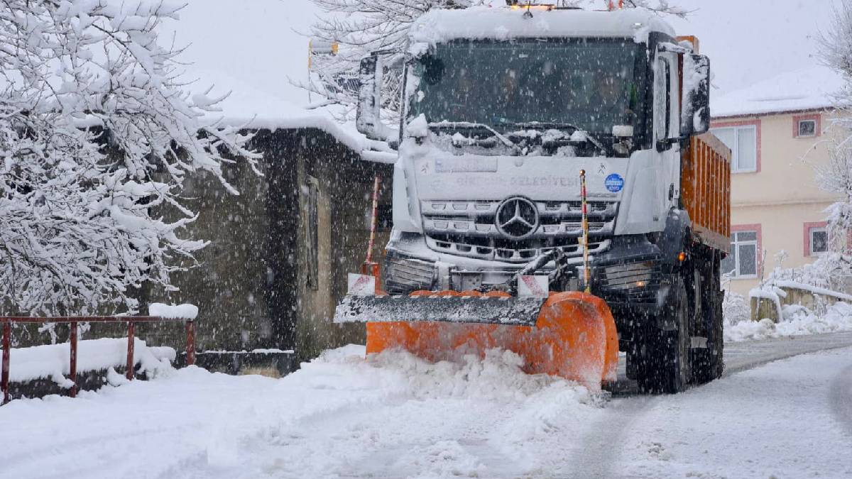 Yüksek mahallelerde karla mücadele anında başladı