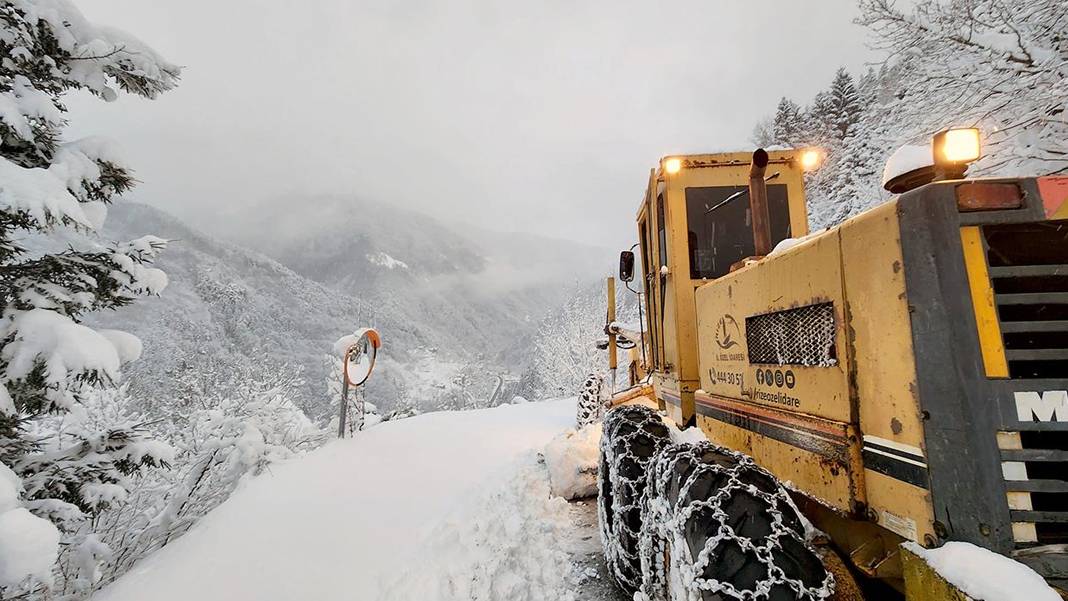 Kar esareti büyüyor: 3 bin 283 yere ulaşım durdu