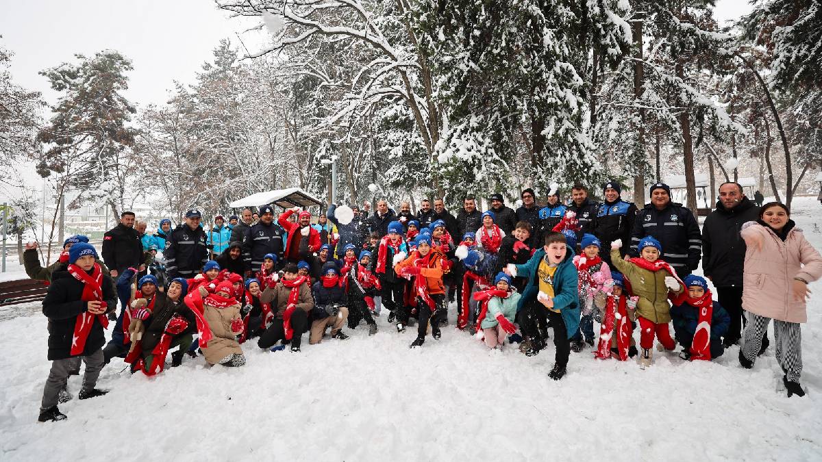 Gaziantep Büyükşehir Belediyesi, çocukların kar sevincine hediyelerle ortak oldu