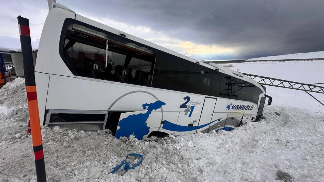 Van'da yolcu otobüsü kar küreme aracına çarptı