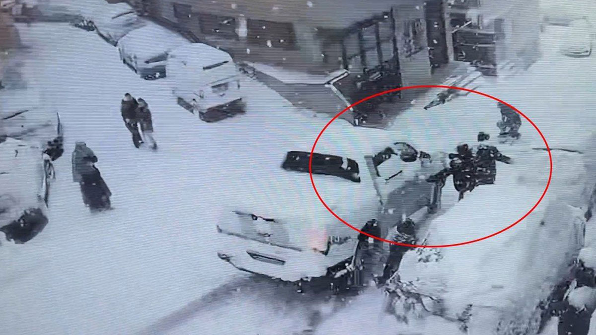 Kağıthane'de kar eğlencesi faciaya döndü: Kayan kamyonet 2 kardeşi ezdi, sürücü kaçtı