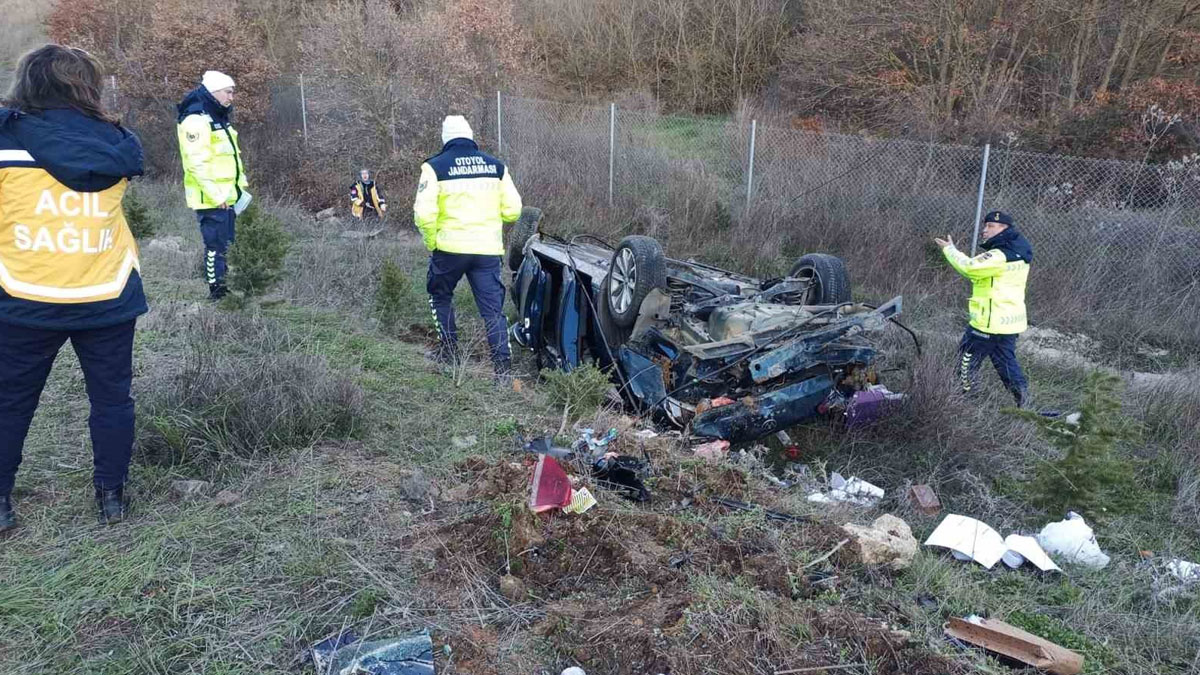 Balıkesir'de otomobil şarampole yuvarlandı: 1 ölü, 2 yaralı