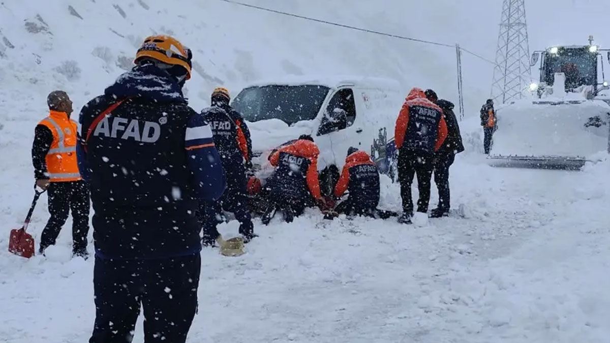 AFAD'dan 'kar yağışı' açıklaması: Binlerce ihbar, yüzlerce mahalle ulaşıma kapalı