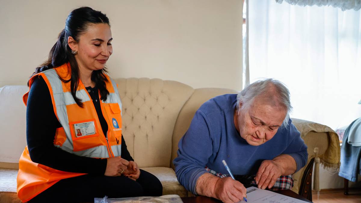 Otobüste unutulan cüzdan Büyükşehir ekiplerince sahibine teslim edildi