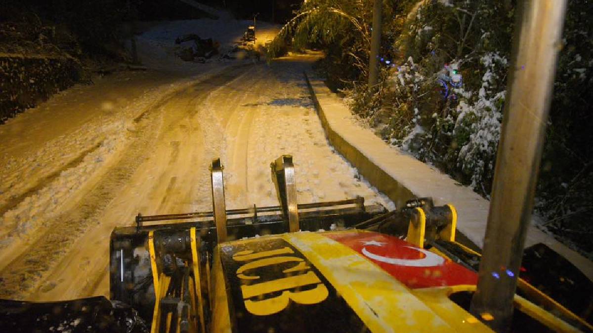 Giresun Belediyesi karla mücadelede gece boyu sahadaydı