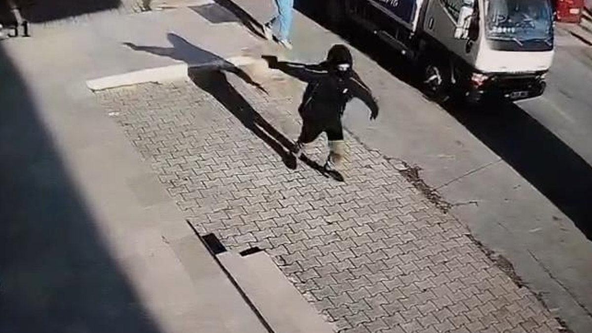 14 yaşındaki çocuk markete silahla ateş açtı! O anlar kamerada