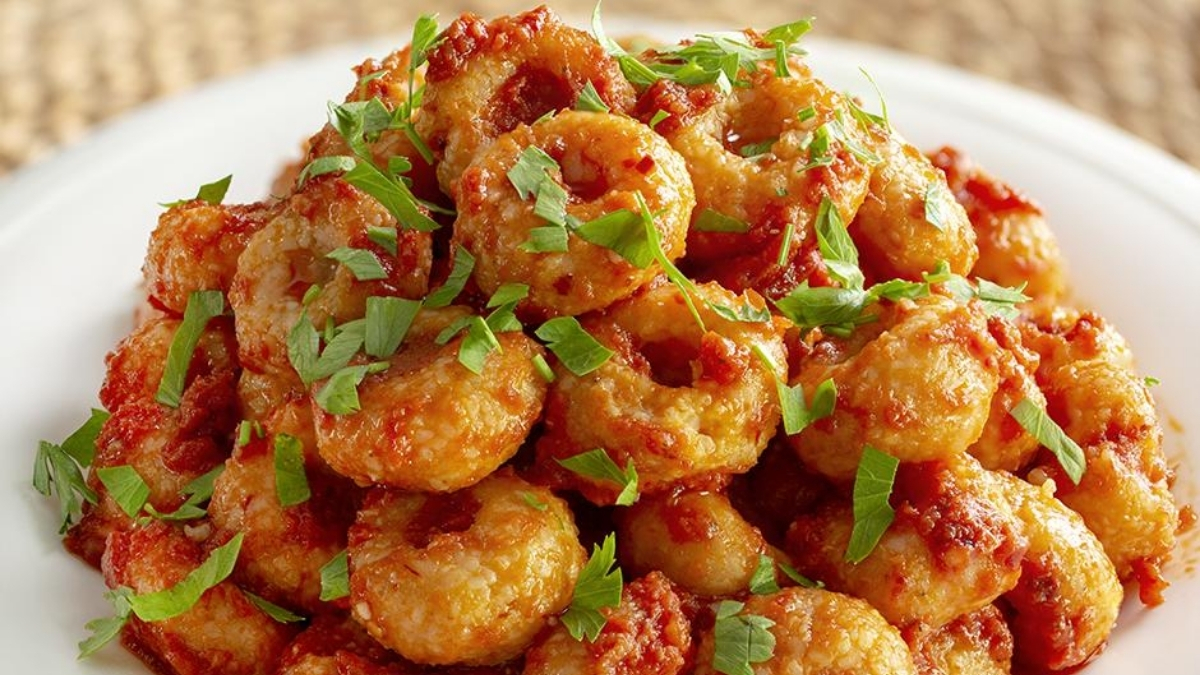 Yemeğin yanında iyi gider! İşte evde dağılmayan fellah köftesi yapılışı