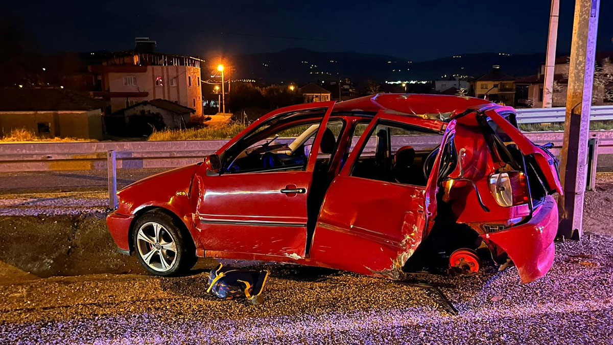 Manisa'da otomobil direğe çarptı: Aynı aileden 2 ölü, 1 ağır yaralı
