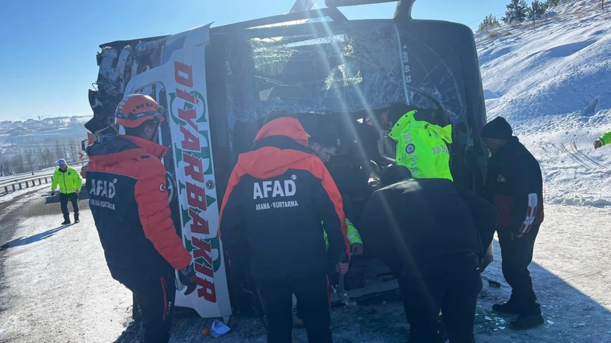 Kars'ta yolcu otobüsü devrildi: Yaralılar var