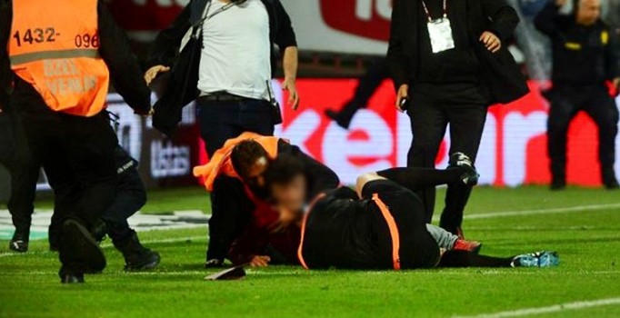 Hakeme saldıran o holigan maça girerken yakalandı!