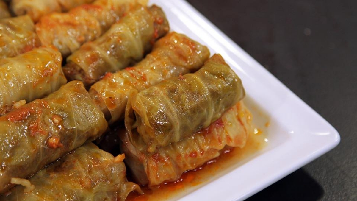 Lahana sarmasını bir de böyle deneyin! Etli ve lezzetli: İşte evde etli lahana sarması yapılışı