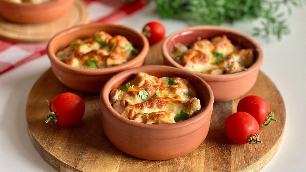 Güveç lezzetini sofranıza taşıyın! Kişiye özel servis: İşte evde tavuklu mantarlı güveç tarifi