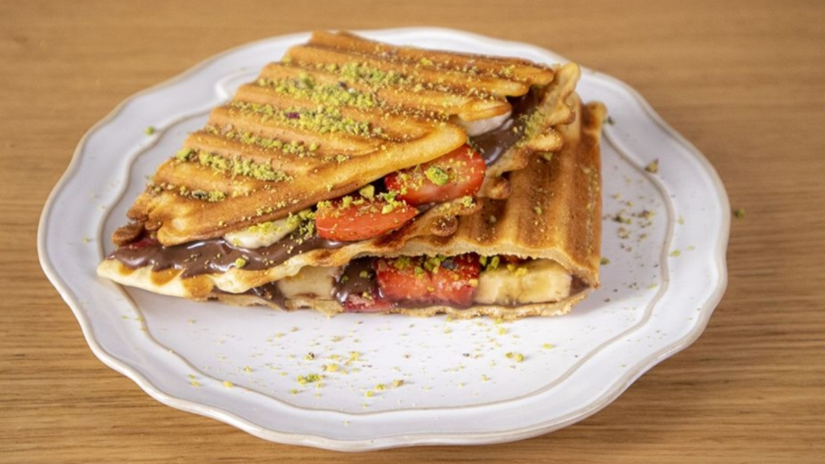 Waffle makinesi olmayanlara pratik yöntem! Tost makinesiyle harikalar yaratın: İşte evde tost makinesiyle waffle yapımı