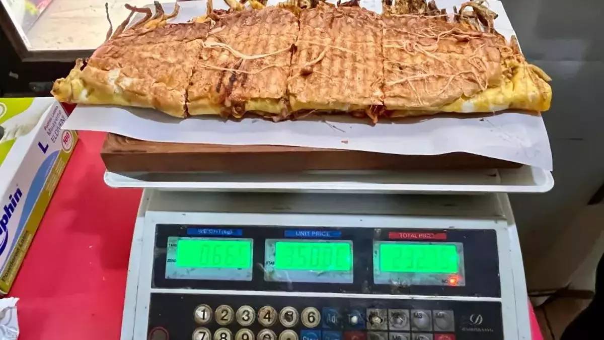 Yarım kilolusu 600 TL’ye satılıyor! Dev tost hem boyutu hem fiyatıyla dikkat çekiyor