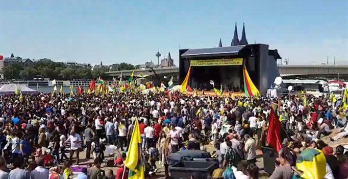 Almanya'da terör örgütü PKK yandaşları gösteri yaptı