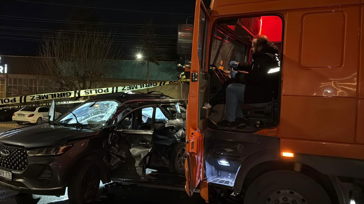 Kırmızı ışıkta geçen TIR, otomobile çarptı: Ölü ve yaralılar var