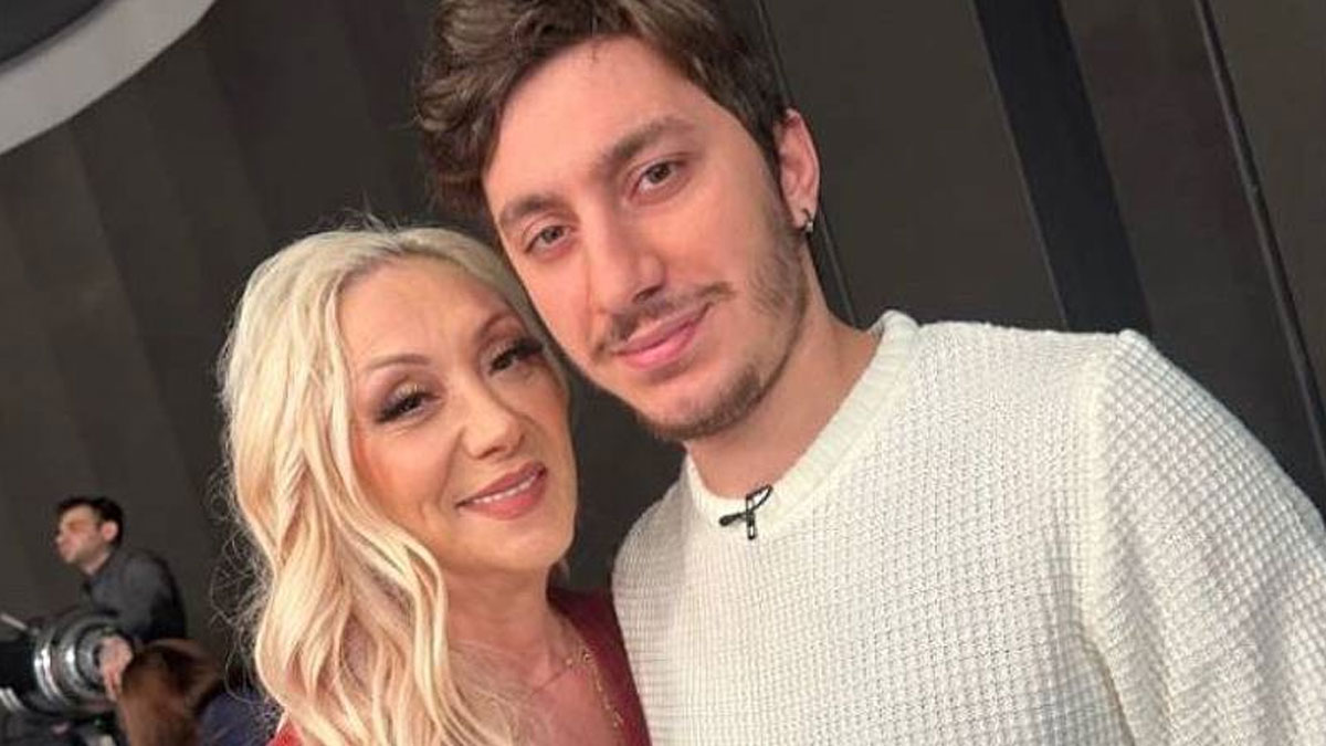 Güllü'nün oğlu 'Bitti' diyerek, akşam saatlerini işaret etti