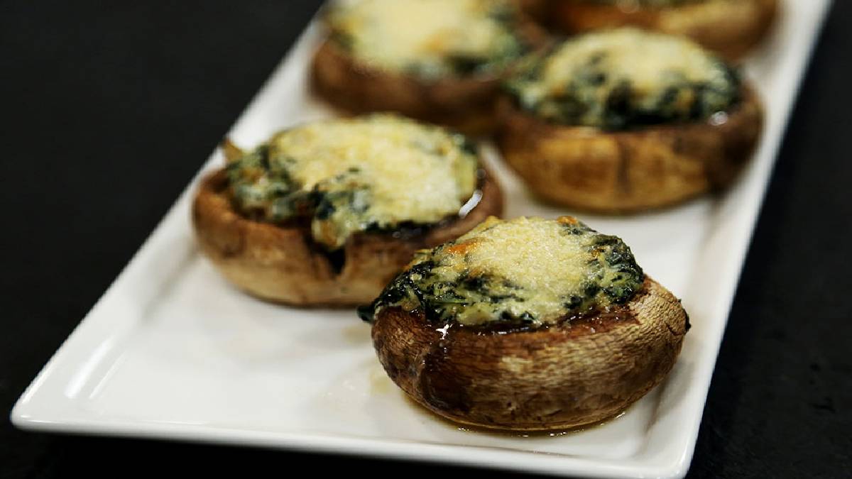 Sofraların yeni gözdesi: Fırında tereyağlı ve sarımsaklı mantar dolması