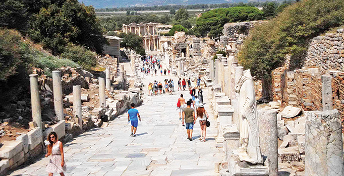 Efes’te 100 yıllık kazı durduruldu