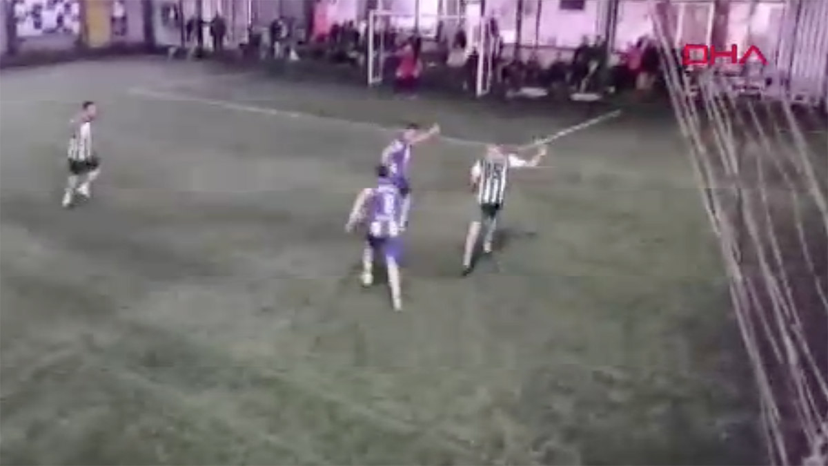 Dili boğazına kaçan futbolcuyu hakem kurtardı! O anlar kamerada