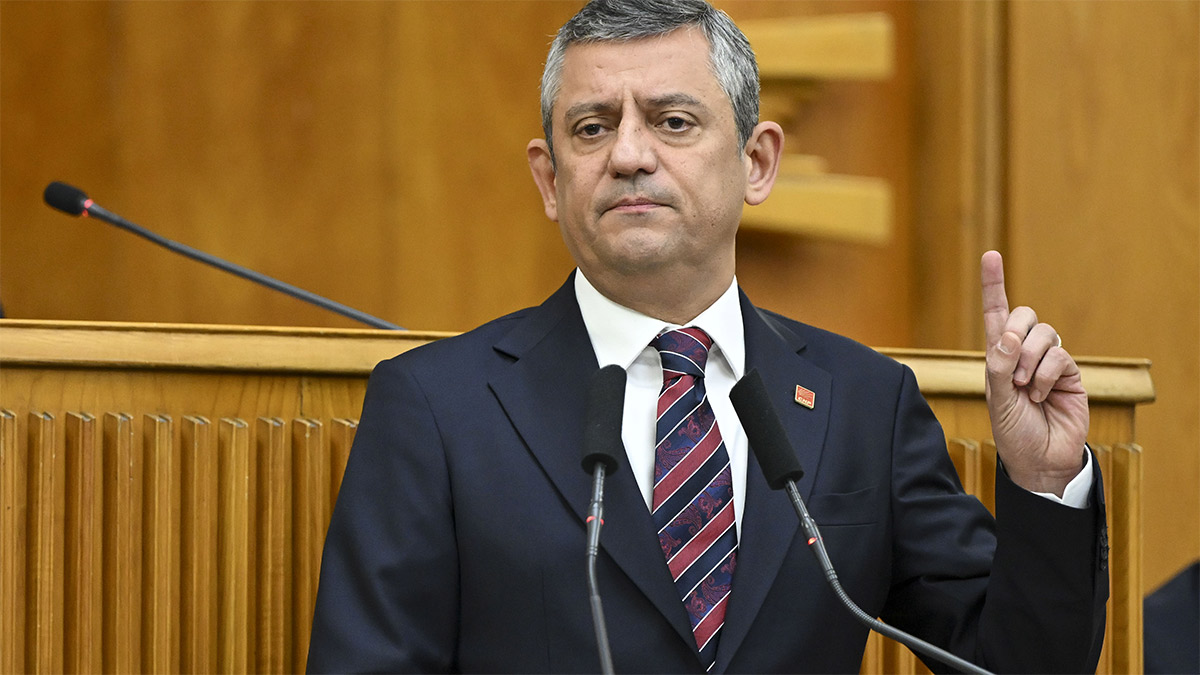 Özel’den montajlı Erdoğan paylaşımına tepki: Değil Cumhurbaşkanını, sarayın önünden bir vatandaşı götüremezsin