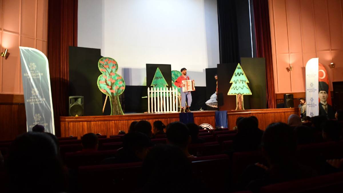 Aydın Büyükşehir, Sökeli çocukları tiyatro ile buluşturdu