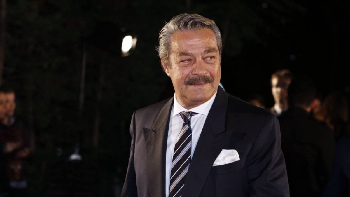 Kadir İnanır'dan müjdeli haber! Usta oyuncu tekerlekli sandalyeyi bırakıp ayağa kalktı