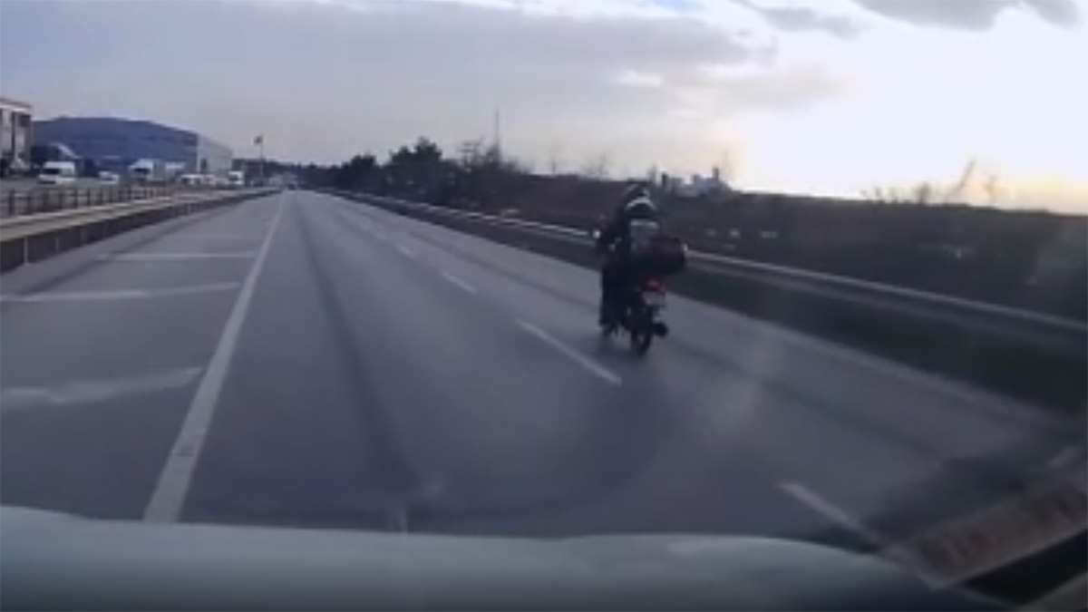 Arnavutköy'de trafikte öfkelenen motosiklet sürücüsü kamerada! Kırmızı ışıkta otomobilin aynasını kırıp kaçtı