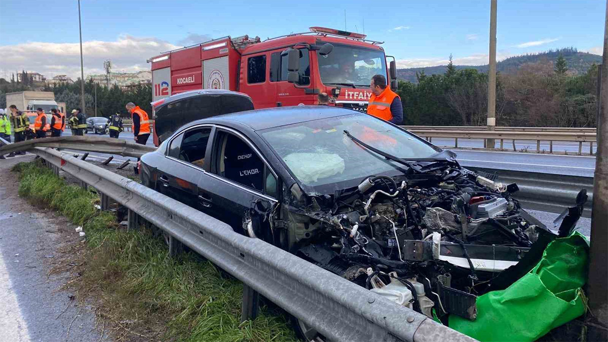 TEM Otoyolu Kocaeli geçişinde feci kaza! Bariyerleri parçalayan otomobil tabelaya çarptı
