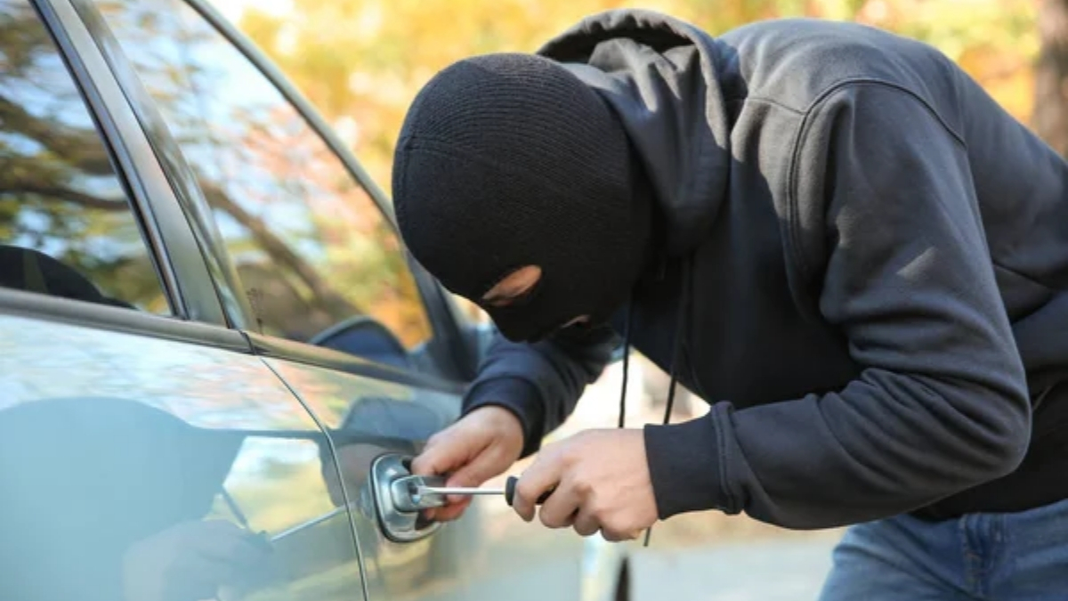 Aracınızı güvenli tutmanın 6 yöntemi! Hırsızlar yanından bile geçemeyecek