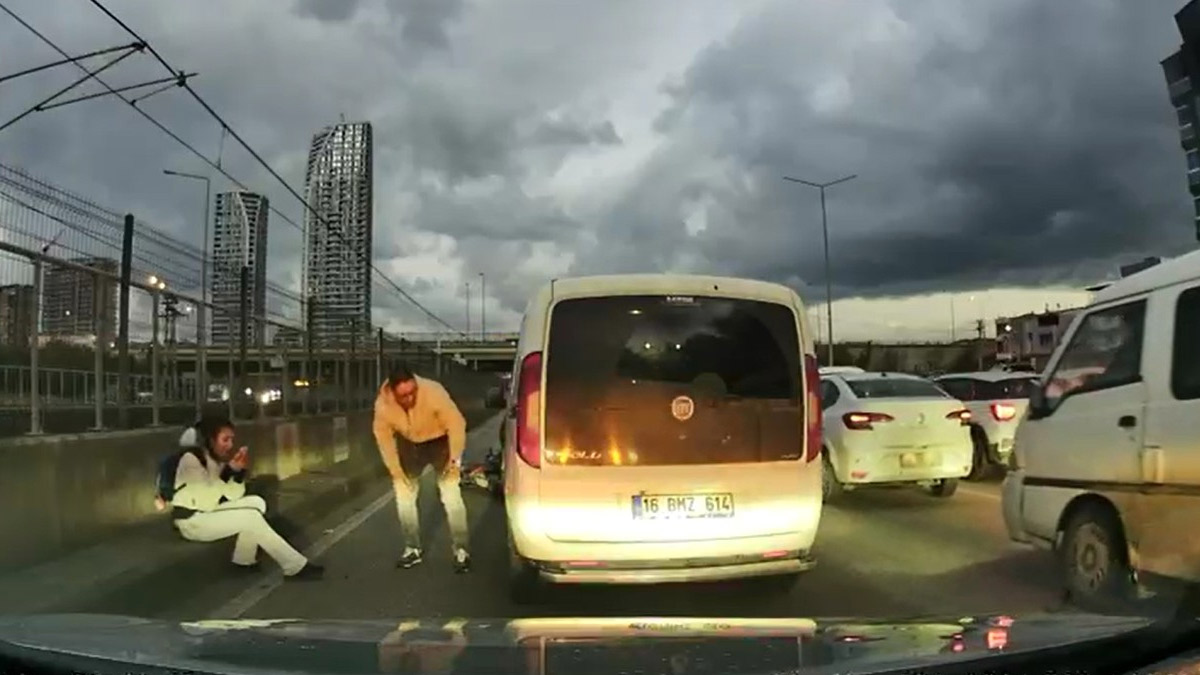 Bursa'da motosiklet kazası kamerada: Yaralı kadına yardım etmedi, aracını kontrol etti