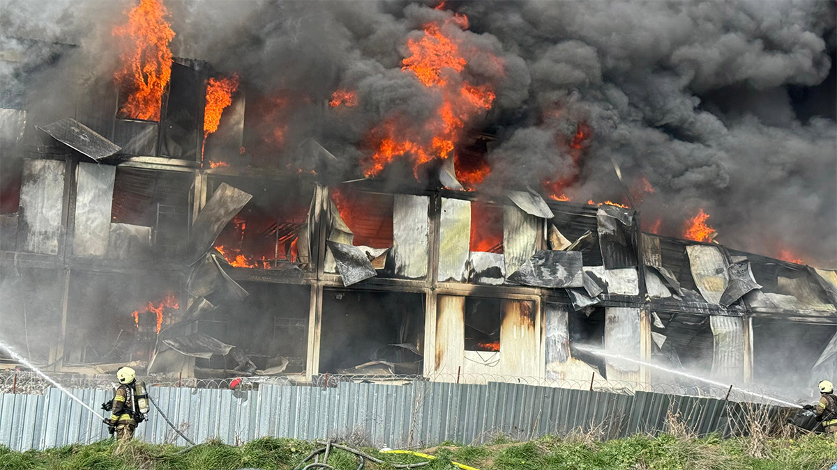 Esenyurt'ta işçi konteynerinde yangın! Müdahale sürüyor