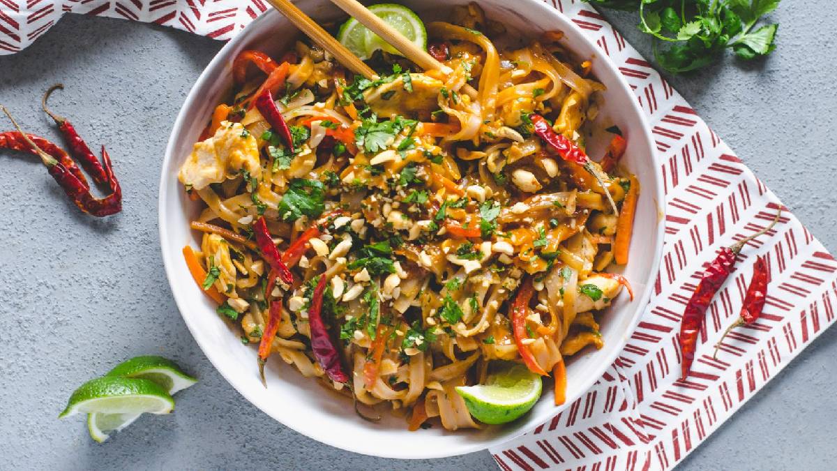 Uzak Doğu esintisi mutfaklarınızı süsleyecek: Ev yapımı Sebzeli Pad Thaı
