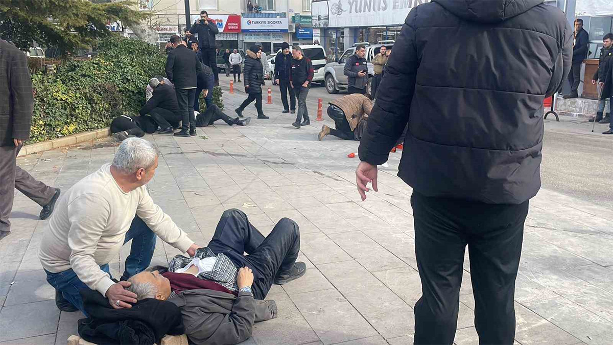 Karaman’da sokak ortasında baba ve oğullarına silahlı saldırı: 1 ölü, 2 ağır yaralı