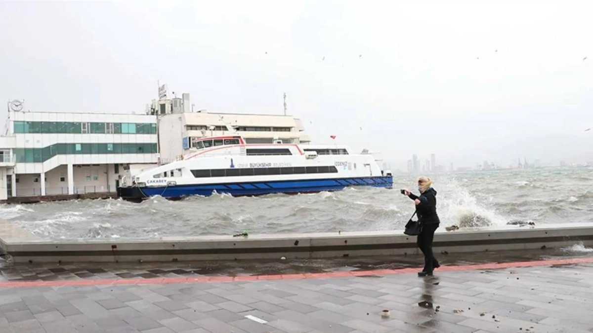İzmir'de şiddetli rüzgar: Vapur seferleri iptal edildi