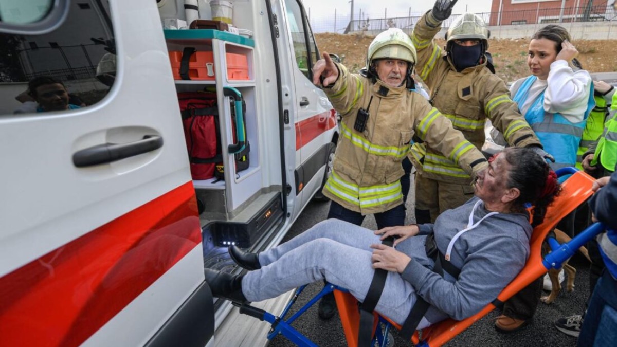 İzmir’de engelli bireylere yönelik afet tahliye tatbikatı gerçekleştirildi