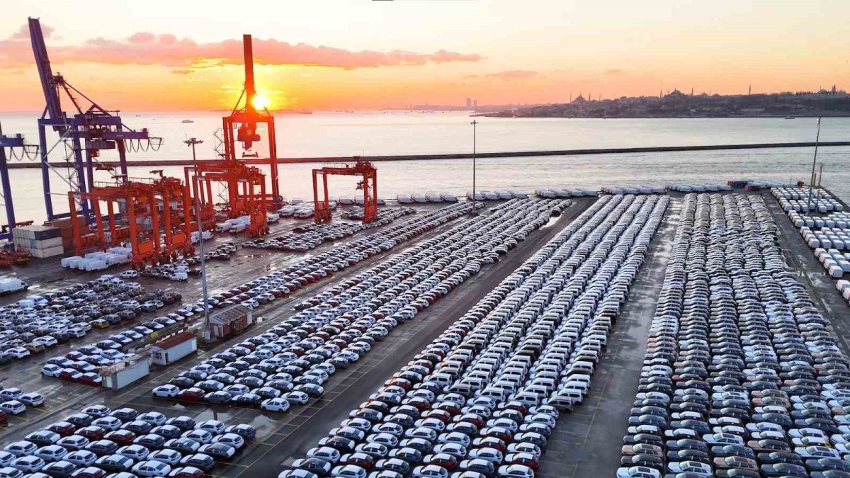 Tausende Fahrzeuge werden zusammengehalten: Der Hafen Haydarpaşa ist zu einer Autogalerie geworden