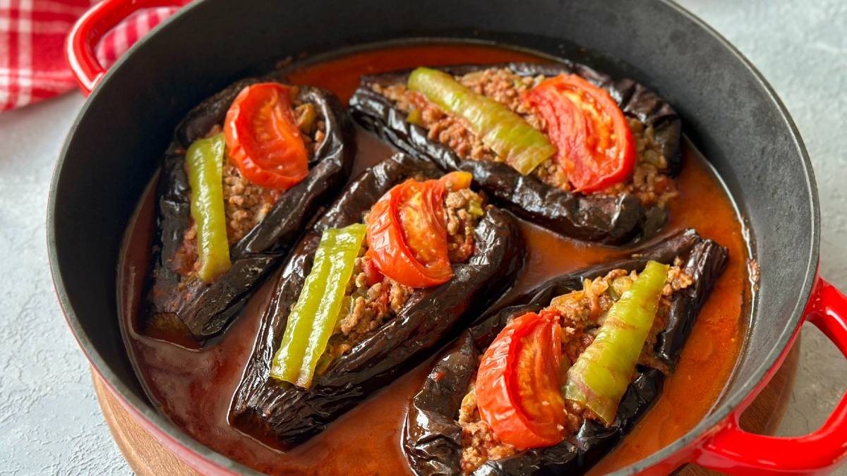 Tencerede lokum gibi olacak! İşte geleneksel karnıyarık tarifi