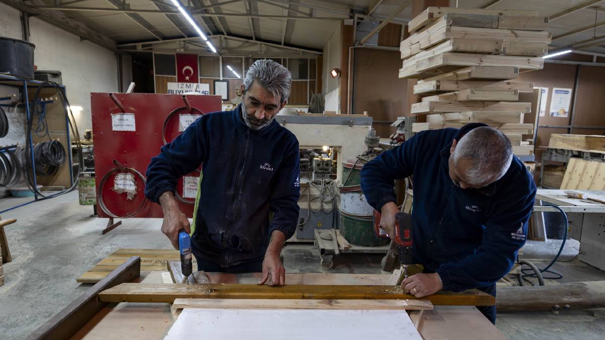 İzmir’in sihirli elleri kent için çalışıyor: Büyükşehir’in atölyesinde üretilen binlerce ürün hizmet noktalarına yerleştirildi