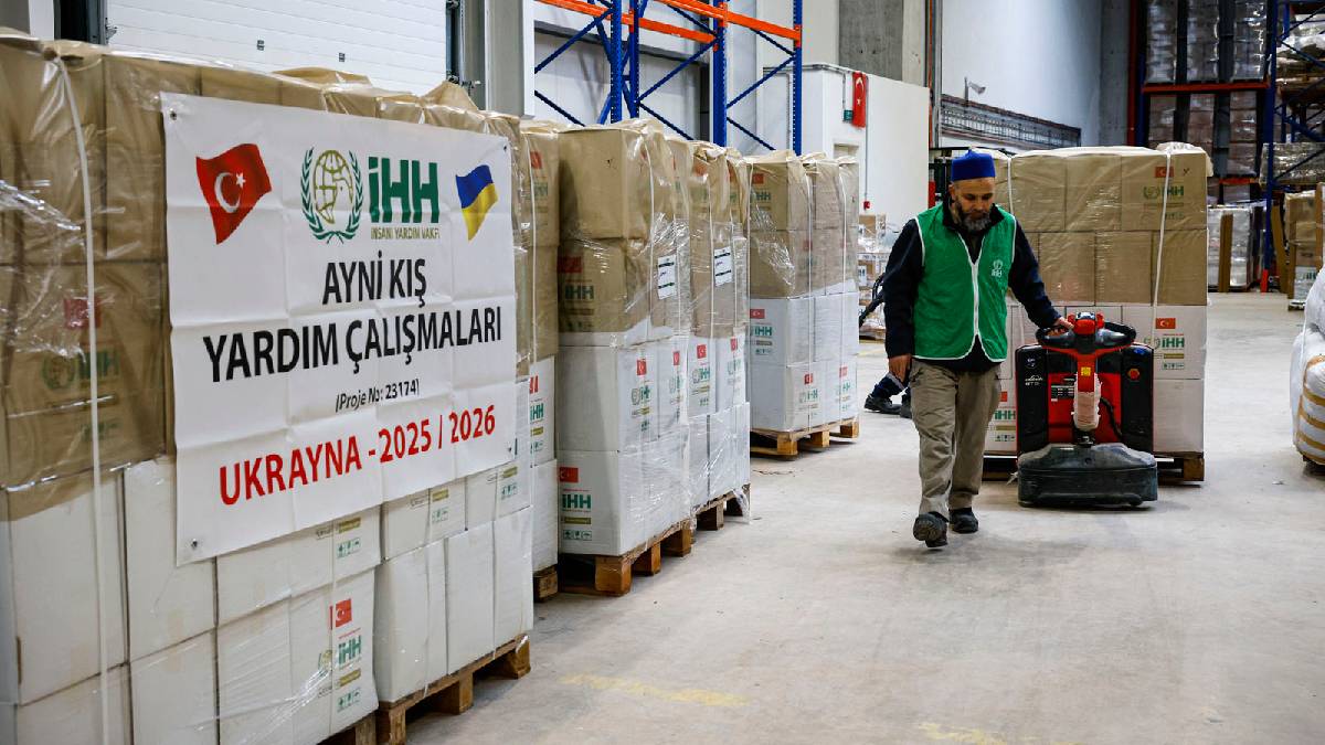 İHH Ukraynalı savaş mağdurlarına gönderdiği 4 tırlık yardımın dağıtımına başladı