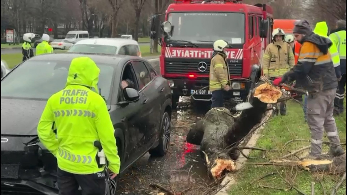 İstanbul'da şiddetli rüzgar kazaya neden oldu! 4 araç birbirine çarptı