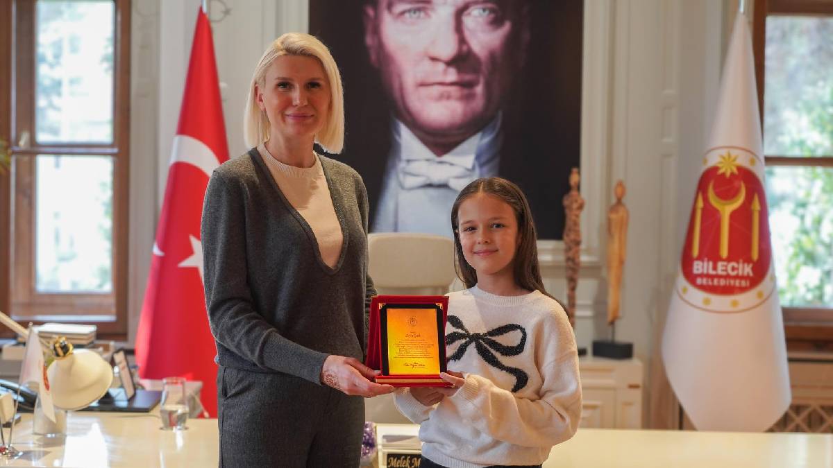 Başkan Subaşı dereceye giren genç piyanisti ağırladı