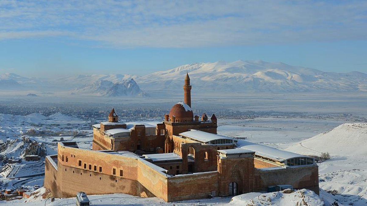 Kar kış dinlemiyor, ziyaretçi akınına uğruyor! İshak Paşa Sarayı’nda masalsı kış