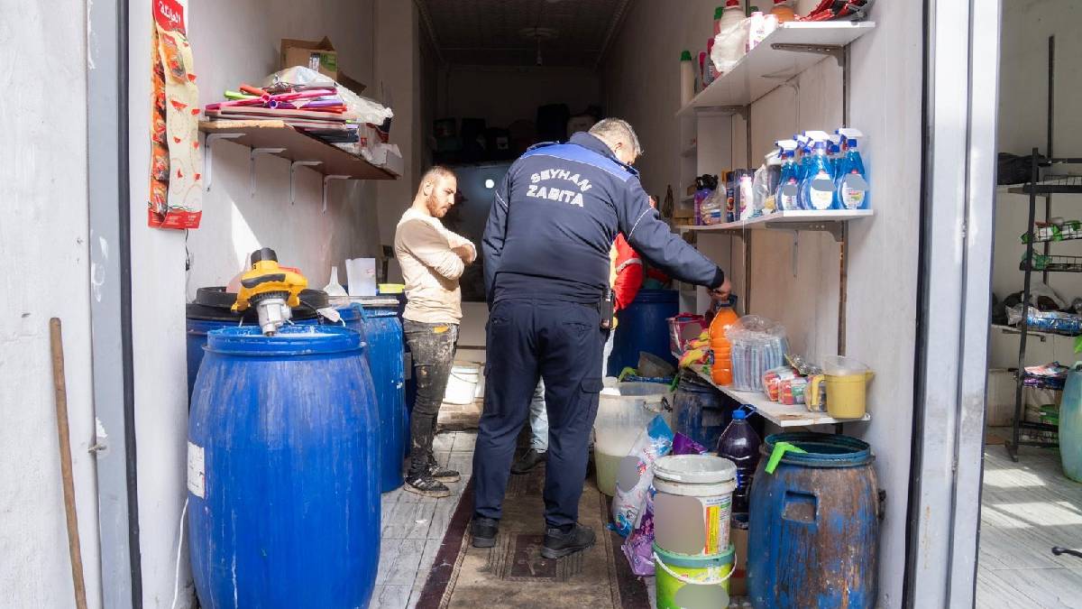Halk sağlığıyla oynayanlara Seyhan Zabıtası’ndan suçüstü: Tonlarca sahte şampuan ve deterjan ele geçirildi