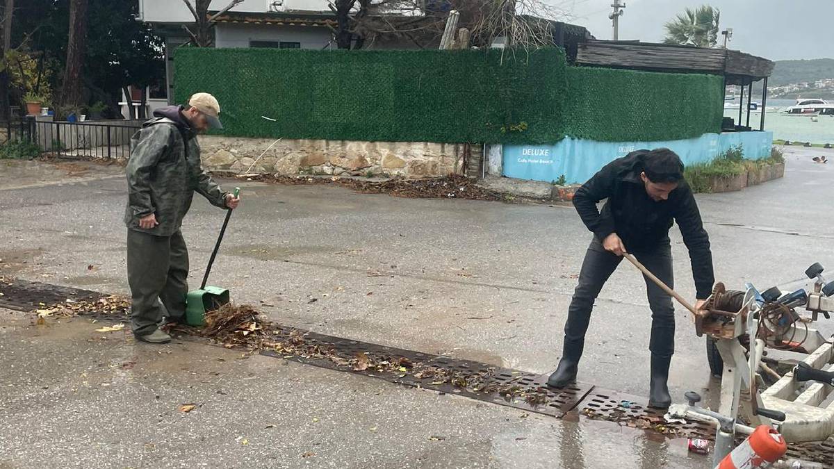 Foça Belediyesi ekipleri fırtına ve yağışa karşı teyakkuzda