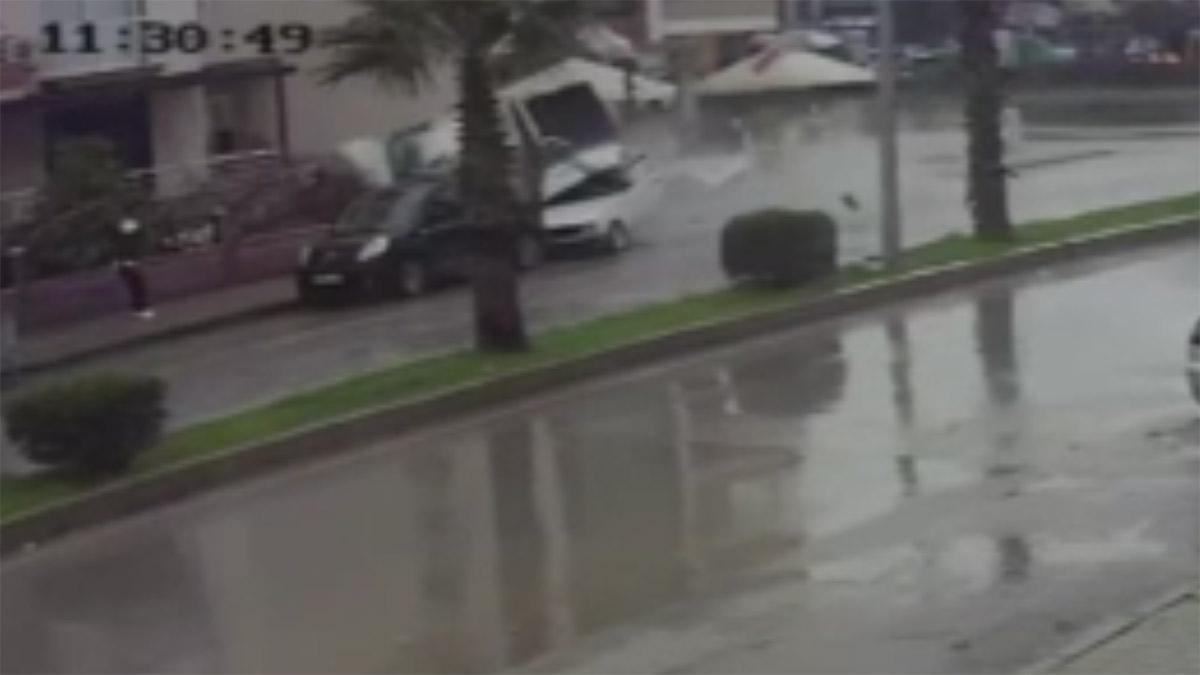 İzmir'de feci kaza! Kontrolden çıkan otomobil kaldırımda yürüyen kadına çarptı