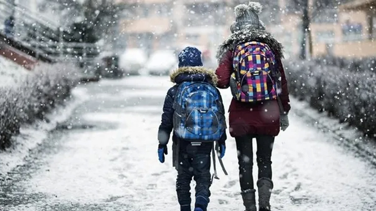 Yoğun kar nedeniyle birçok ilde eğitime ara verildi