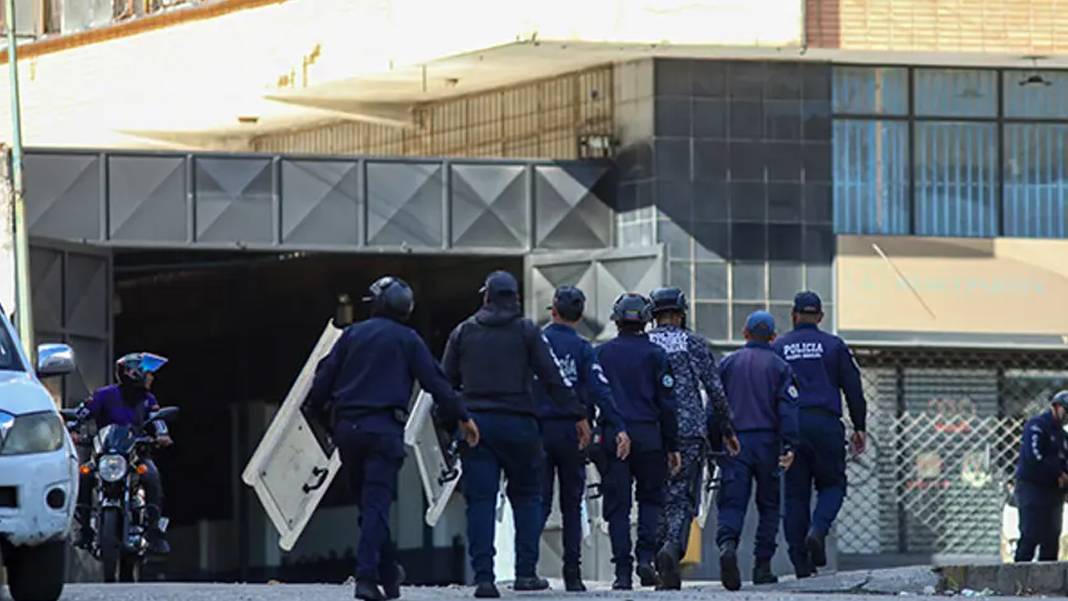 Venezuela siyasi tutukluları serbest bırakmaya başladı