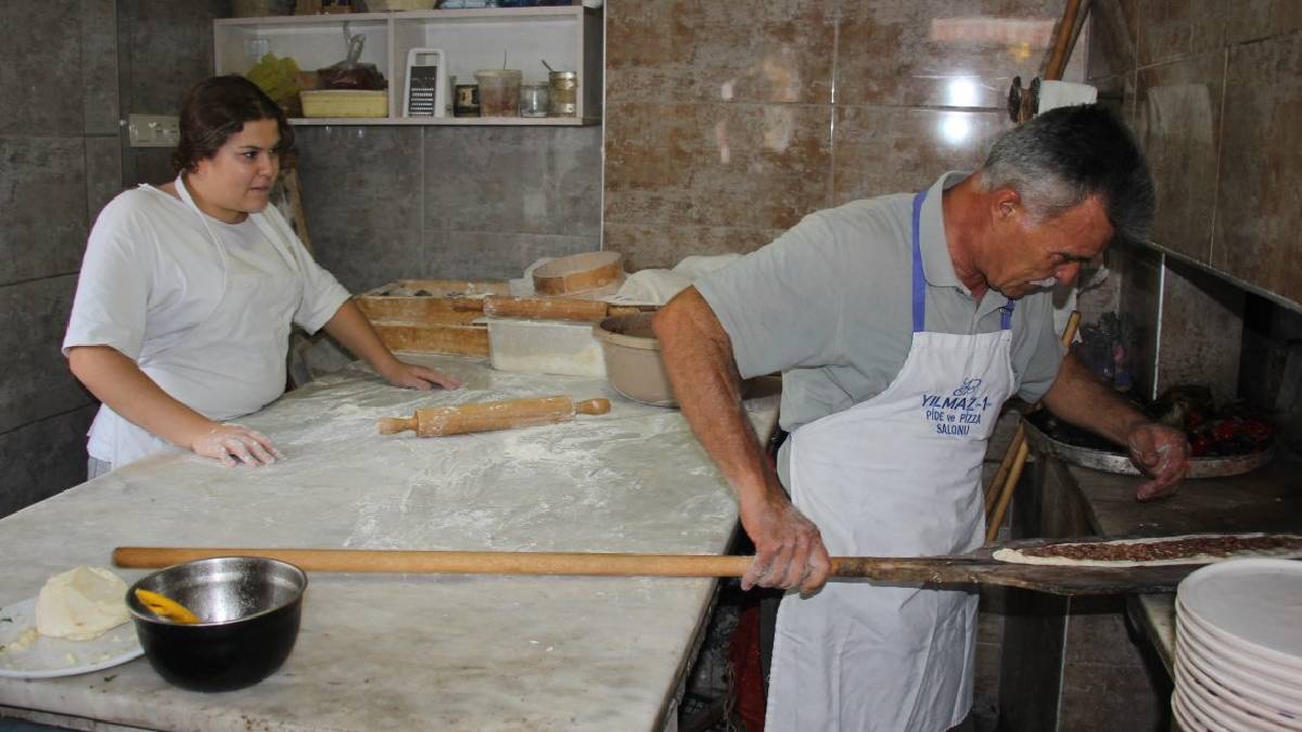 Çırak olarak giren usta olarak çıkıyor! 45 yıldır hem işletiyor, hem öğretiyor