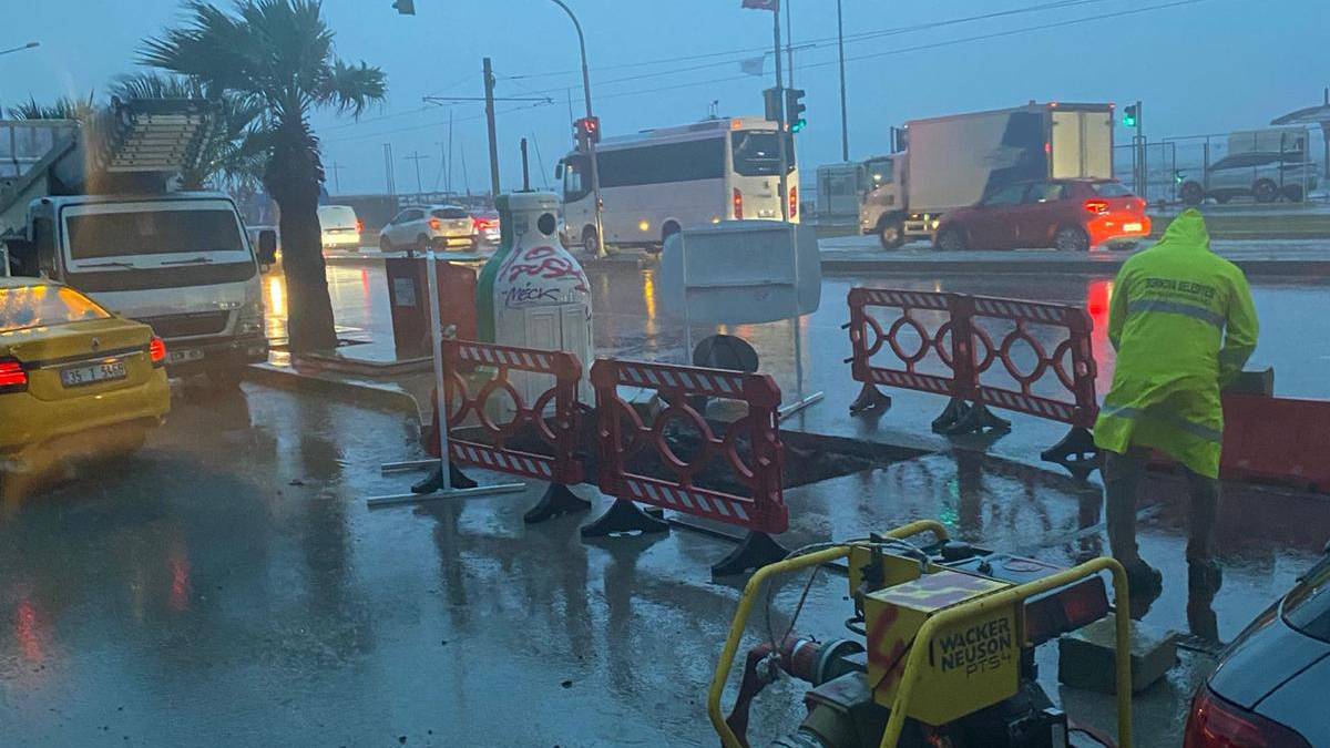 İzmir Büyükşehir Belediyesi ekiplerinin sağanak ve fırtına mesaisi